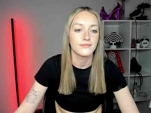 EvelynBlond26 webcam