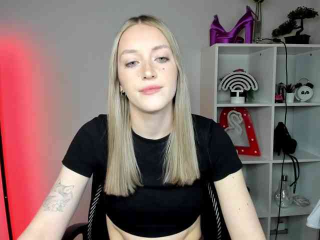 EvelynBlond Live Webcam on BongaCams