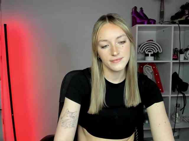 EvelynBlond26 webcam