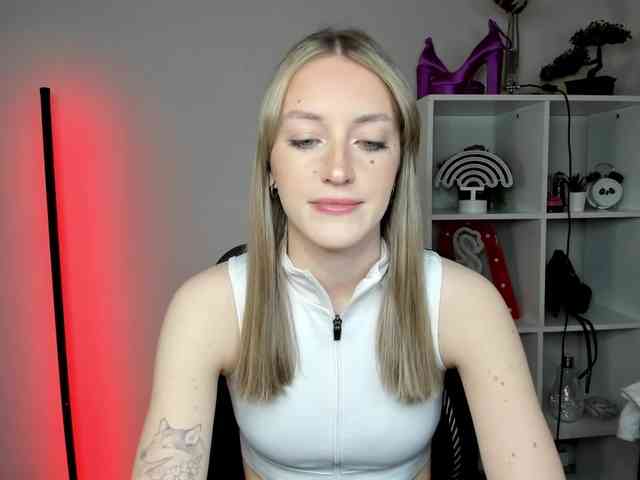 EvelynBlond26 webcam