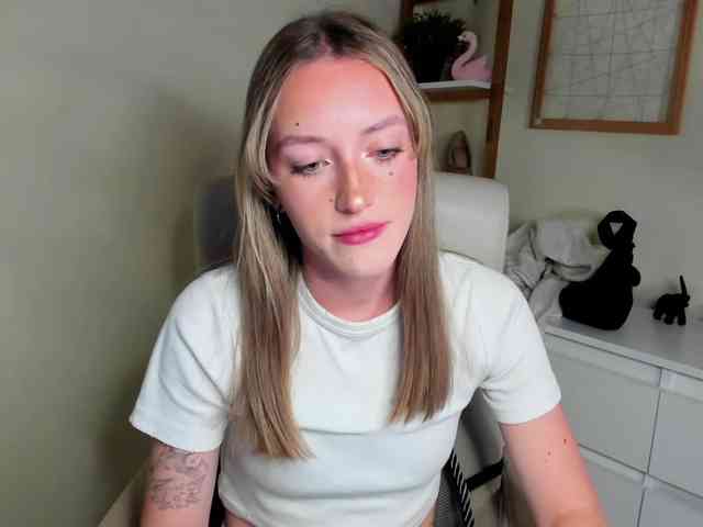 EvelynBlond26 webcam