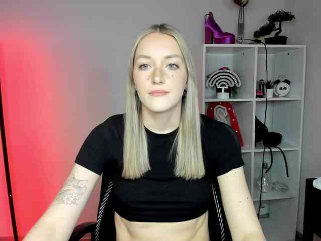 EvelynBlond26 webcam