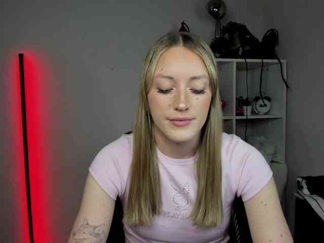 EvelynBlond26 webcam
