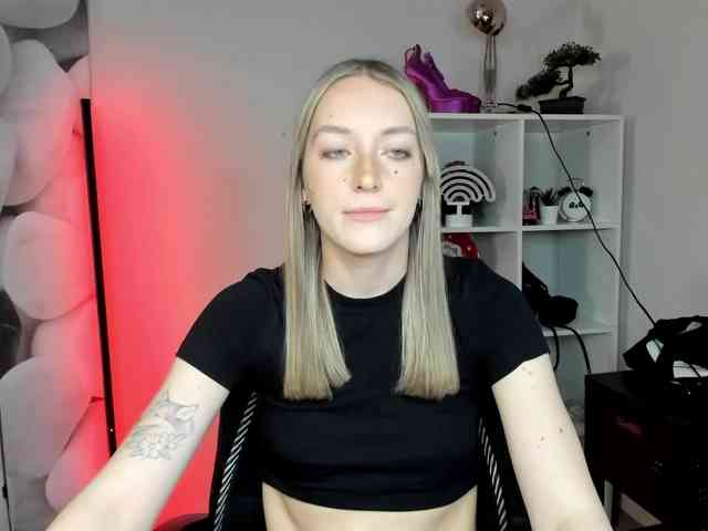 EvelynBlond26 webcam