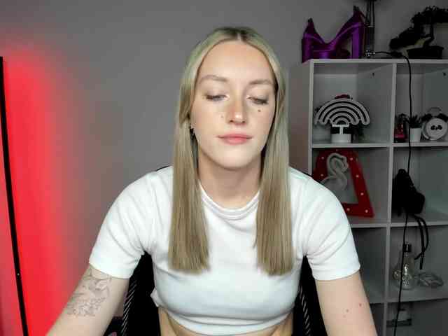 EvelynBlond26 webcam