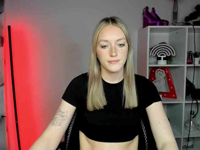 EvelynBlond26 webcam