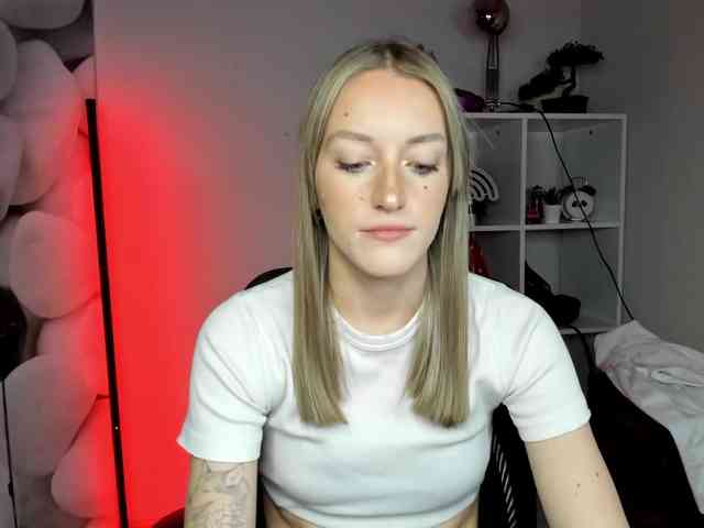 EvelynBlond26 webcam