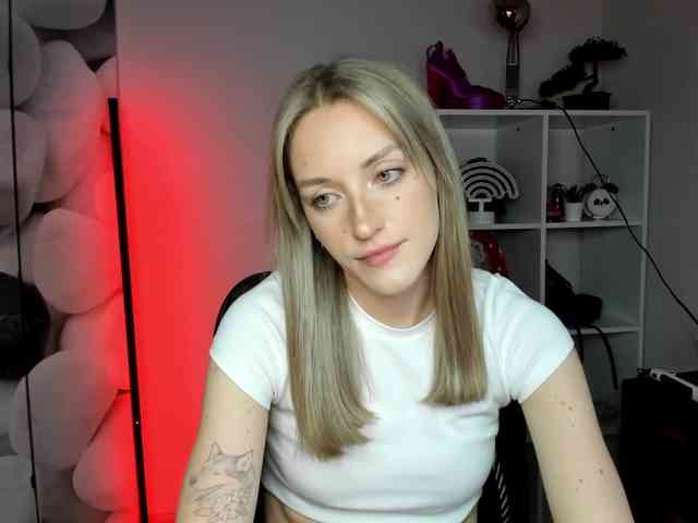 EvelynBlond26 webcam