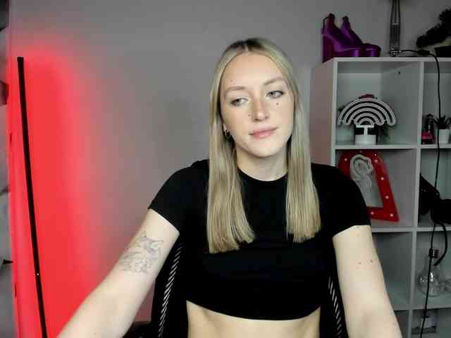 EvelynBlond26 webcam