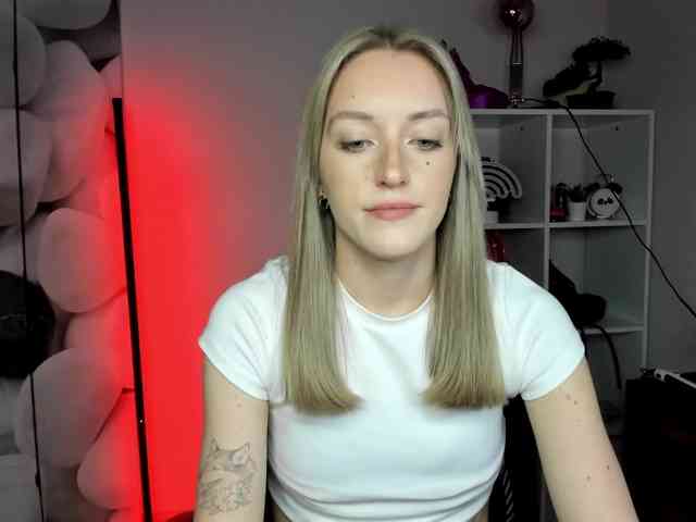 EvelynBlond26 webcam