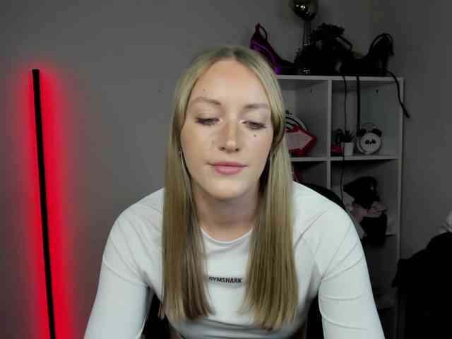 EvelynBlond Live Webcam on BongaCams