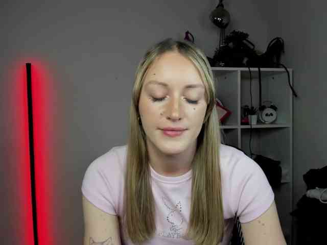 EvelynBlond26 webcam