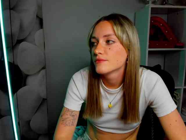 EvelynBlond26 webcam