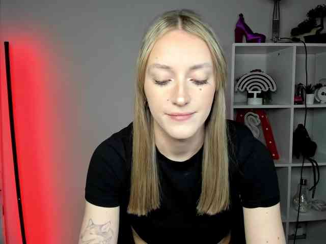 EvelynBlond26 webcam