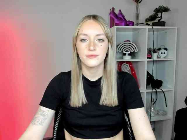 EvelynBlond26 webcam