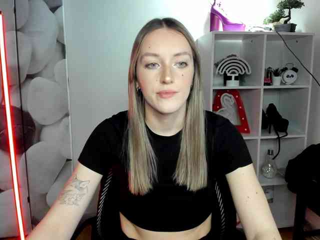 EvelynBlond26 webcam