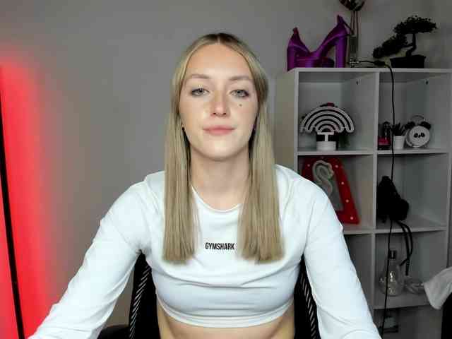 EvelynBlond26 webcam