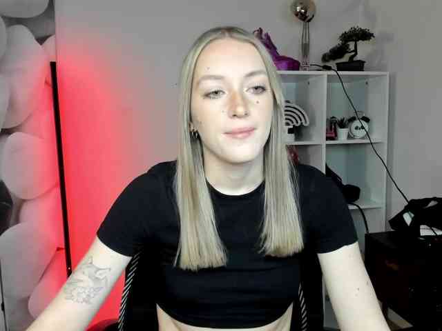 EvelynBlond26 webcam