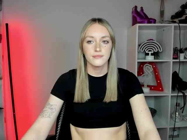 EvelynBlond26 webcam