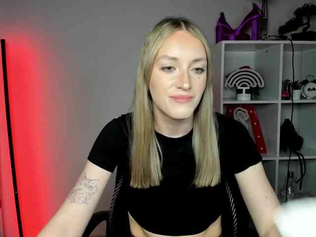 EvelynBlond26 webcam