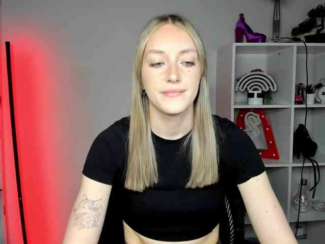 EvelynBlond26 webcam