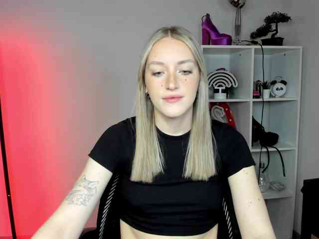 EvelynBlond26 webcam