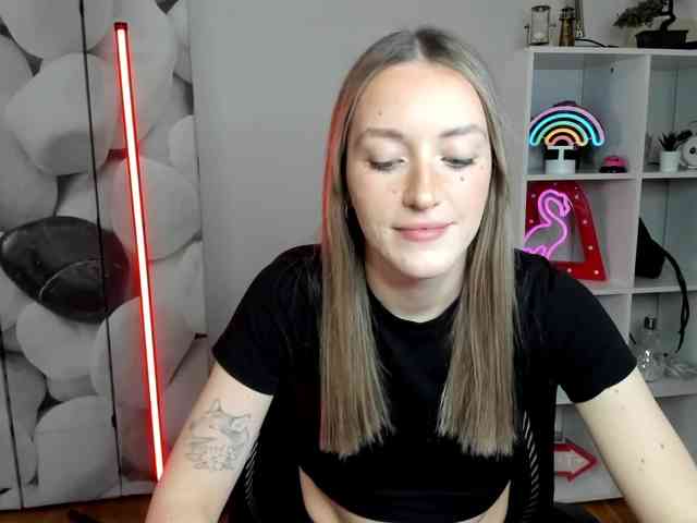 EvelynBlond26 webcam