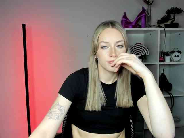EvelynBlond26 webcam
