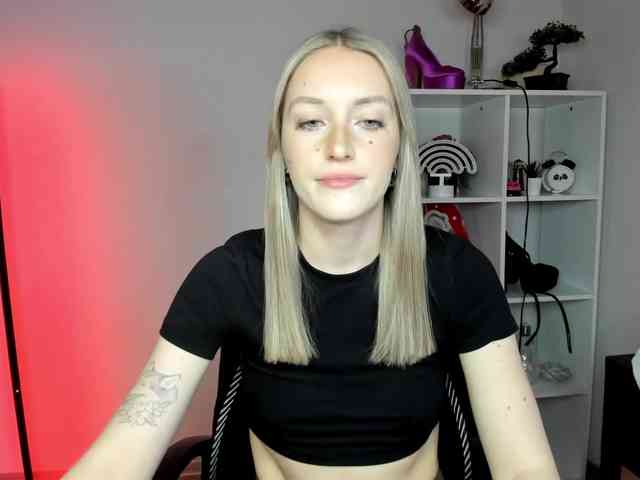EvelynBlond26 webcam