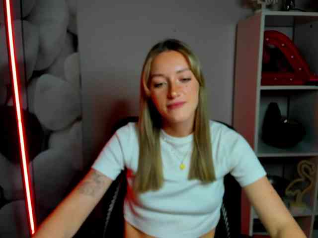 EvelynBlond26 webcam