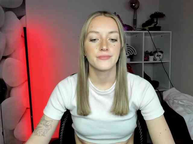 EvelynBlond26 webcam