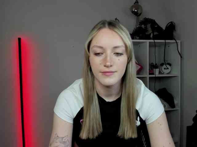 EvelynBlond26 webcam