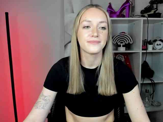 EvelynBlond26 webcam