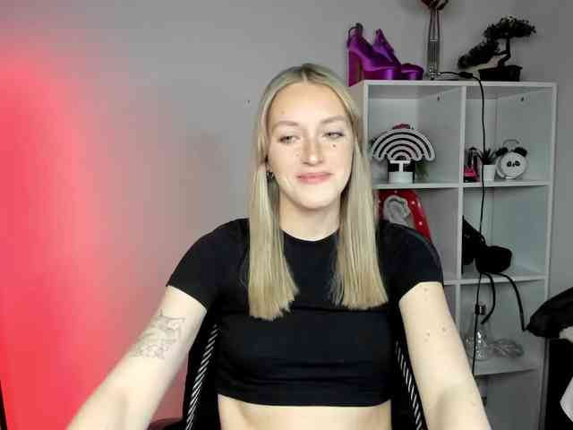 EvelynBlond26 webcam