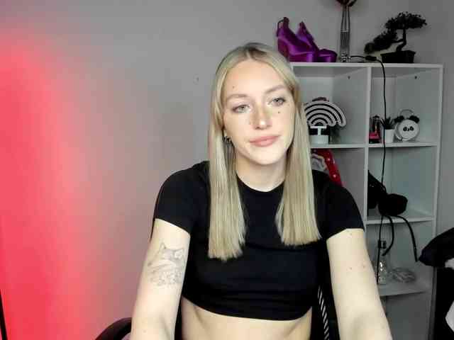 EvelynBlond26 webcam