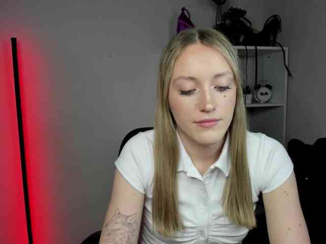 EvelynBlond26 webcam