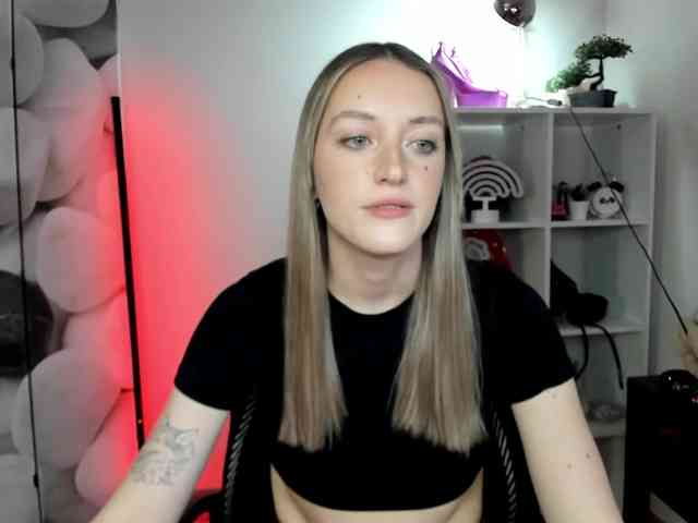 EvelynBlond26 webcam