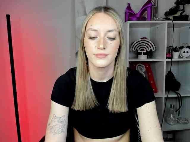 EvelynBlond26 webcam