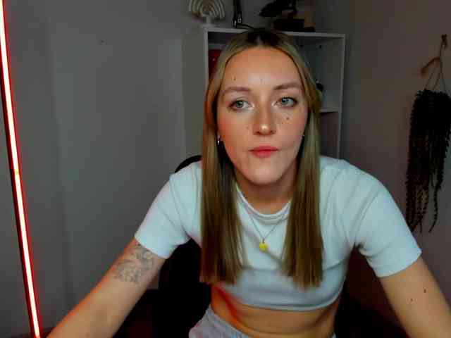EvelynBlond26 webcam