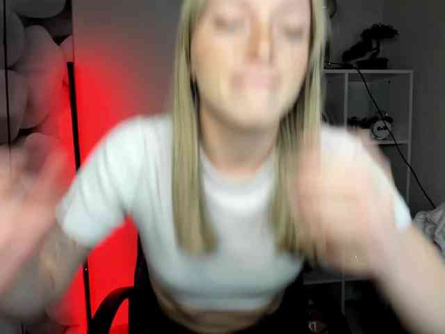 EvelynBlond26 webcam