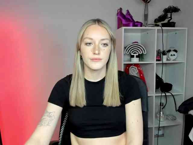 EvelynBlond26 webcam