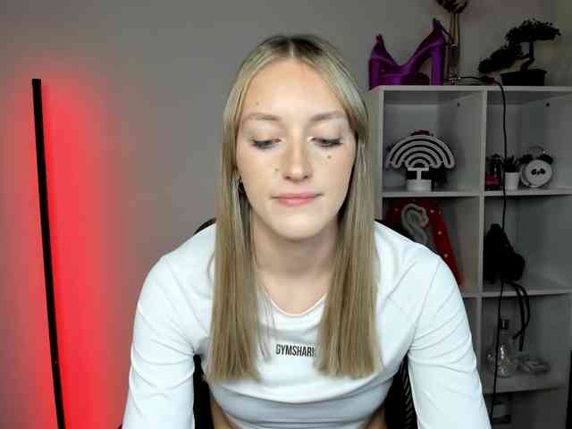 EvelynBlond26 webcam