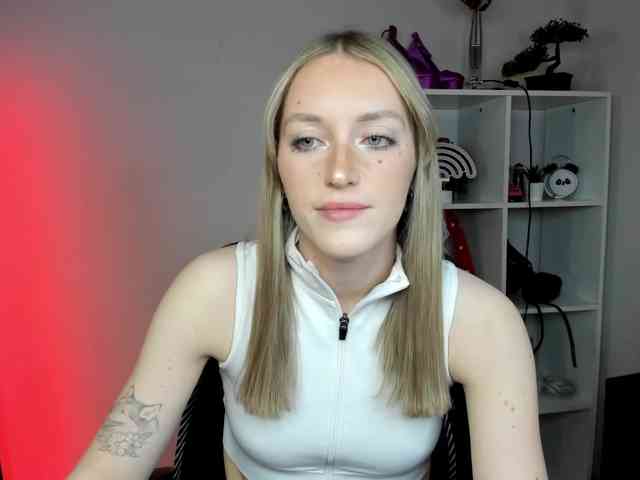 EvelynBlond26 webcam
