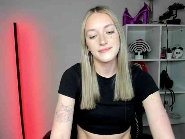 EvelynBlond26 webcam