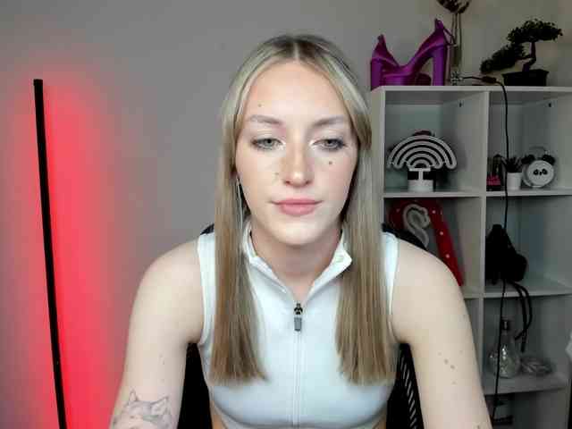 EvelynBlond26 webcam
