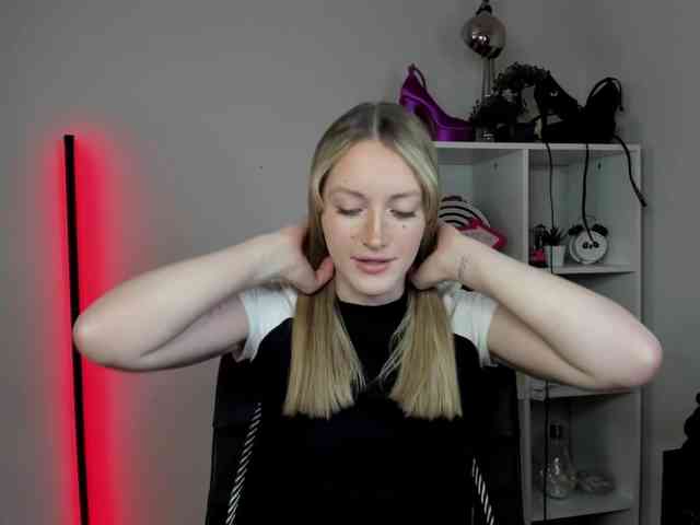 EvelynBlond26 webcam