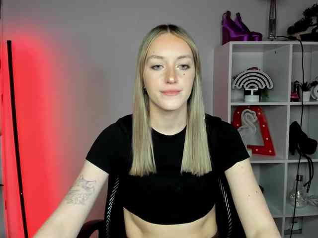 EvelynBlond26 webcam