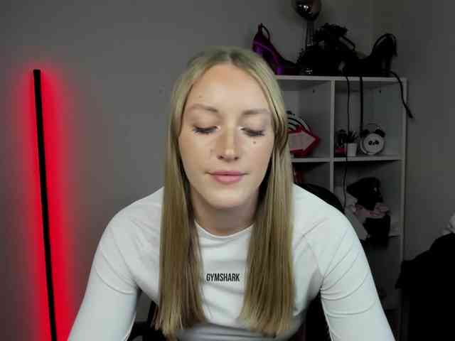 EvelynBlond26 webcam