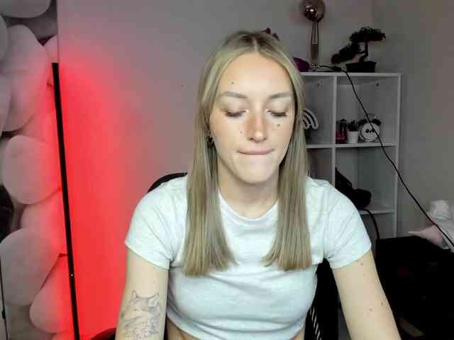 EvelynBlond26 webcam