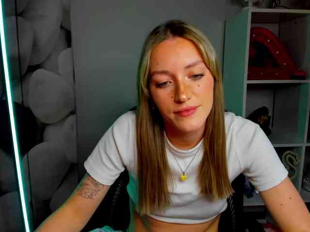 EvelynBlond26 webcam